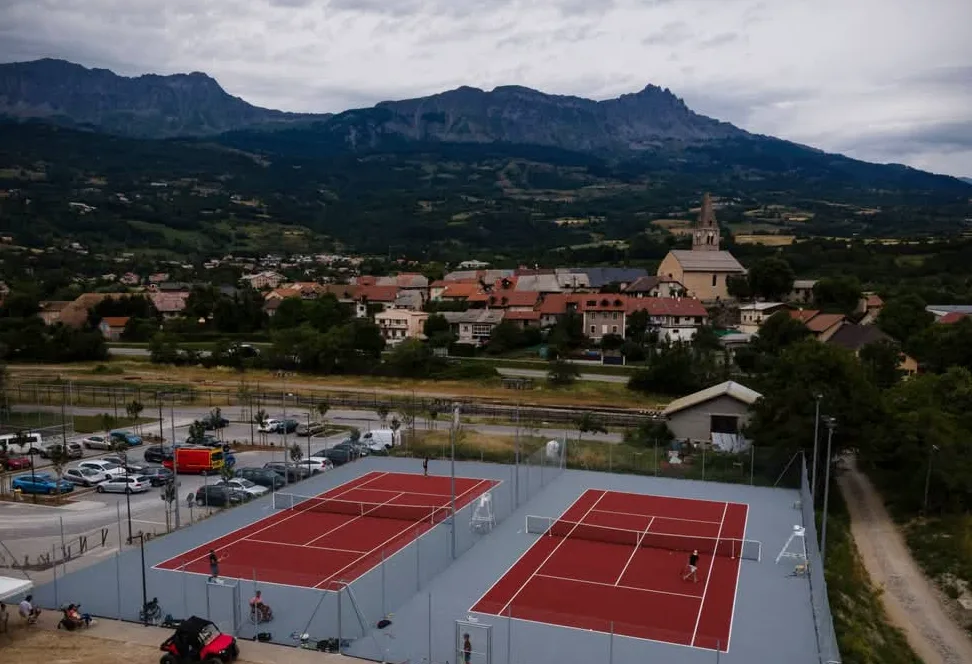 Courts de tennis de Chorges avec le village et les montagnes des Hautes-Alpes