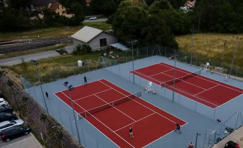 Vue aérienne des courts de tennis rouges et gris à Chorges